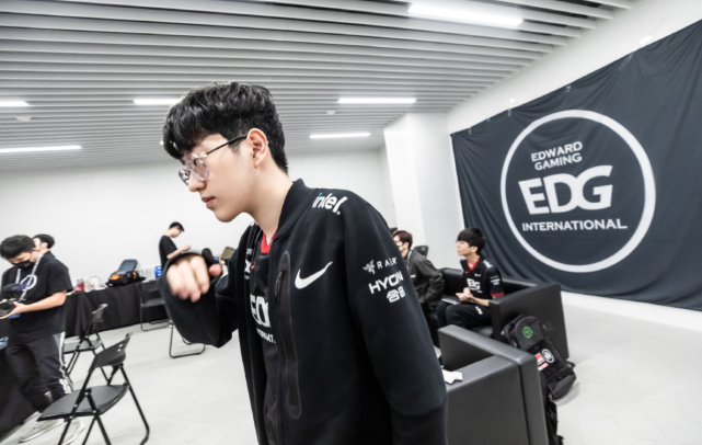 球场上的自 球场上的自